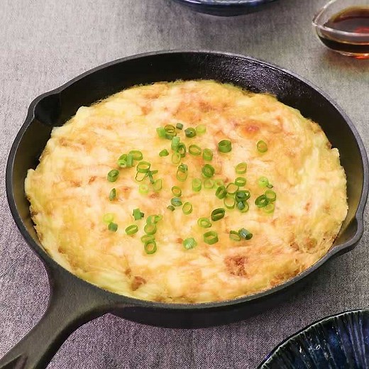 スキレットで！ 豆腐と長芋のふわふわ焼きのレシピ動画・作り方 | デリッシュキッチン
