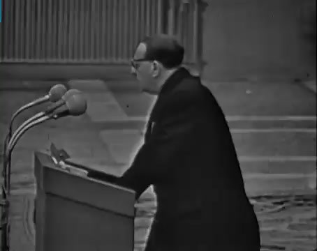 🇫🇷 19 décembre 1964, intégralité du discours d'André Malraux lors de la cérémonie de transfert des cendres de Jean Moulin au Panthéon : « Monsieur le Président de la République, Voilà donc plus de vingt ans que Jean Moulin partit, par un temps de décembre sans doute semblable à celui-ci, pour être parachuté sur la terre de Provence, et devenir le chef d'un peuple de la nuit. Sans la cérémonie d'aujourd'hui, combien d'enfants de France sauraient son nom ? Il ne le retrouva lui-même que pour êtr