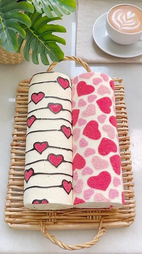 Carol on Instagram: "Siang bestie 👋👋👋 Setelah imlek terbitlah valentine lope2 ❤️😅 ntar balik lagi ke Cap go meh an ya bestie 🤣🤣🤣 Ini kebetulan aku punya template deco roll yg lope2…pas kan buat tema valentine…karena cuma punya 1 corak…yg 1nya aku pake kertas print ya…coraknya bisa cari digoogle sesuai yg dimau lalu tinggal print pake kertas A4…lalu jangan lupa ditimpa baking paper atau kain baking ya (seperti divideo) Kalau untuk aku lebih gampang pake yg template plastik sih…tinggal isi