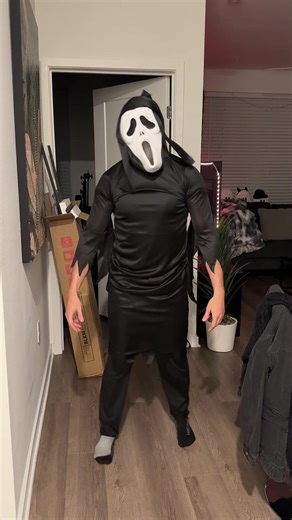 Ghostface Cosplay Premiere: A Hilarious Take
