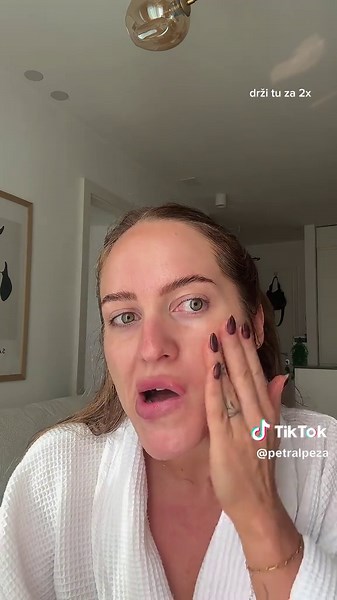 Skratila sam koliko sam mogla (cca sat vremena šminkanja 🥲) Sve korišteno: @NYX Professional Makeup gripping primer i gel za obrve @L’Oréal Paris lumi glotion, laque resistance le nu rose 600, infaillible sprej za setiranje @makeupbymario shaping stick @TIRTIR Inc. mask fit red puder i glide&hide korektor @Huda Beauty easy bake powder @Patrick Ta Beauty rumenilo shes’s blushing @Max Factor bronzer @Natasha Denona paleta zaoči @Aura olovka za usne revolution 27 brownie @Kylie Cosmetics gloss dri