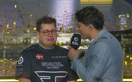 【FaZe夺冠实况】大表哥采访中哽咽：一年期满，我还你们冠军