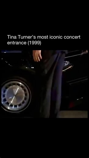 DrinksForGayz | Joel Malone on Instagram: "Now THIS is how you make an ENTRANCE 💃 Tina Turner arriving to Divas Live 1999 🎤 VH1 Divas Live 2: An Honors Concert for VH1’s Save the Music Foundation, aired live from New York’s Beacon Theatre on April 13, 1999, the second installment in VH1’s successful VH1 Divas concert series. The concert also included performances from Whitney Houston, Elton John, Cher, and Brandy. Iconic or nah? 🤔 We say ICONIC AF! 🥰 (@pophistorybook) #gay #memes #explore #f