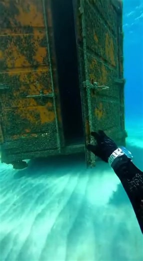 Deep-sea exploration#scubadiving #underwater #fyp #povscare #underwaterhorror