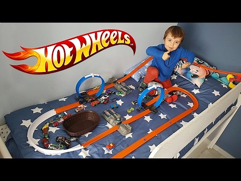 HOT WHEELS IN THE BED!! Track Builder System Car Race HotWheels Racing Toy Cars