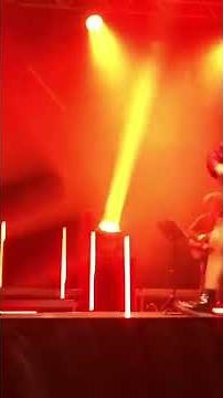 Angélina chante "Près de moi" en Concert à Marseille (12/12/21)