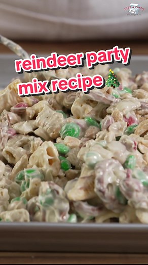 salty sweet holiday party mix goodness 😍 love this reindeer party mix recipe for Christmas 🎄🎅🏼 #fyp #partymix #christmasrecipe #christmastiktok #foodie #foodtok