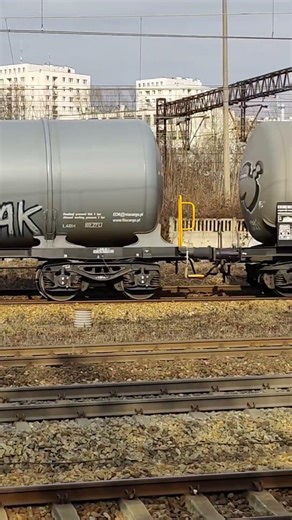 Skoda 31E w malowaniu przewoźnika Cargounit wraz z cysternami zbliża się do stacji Gliwice