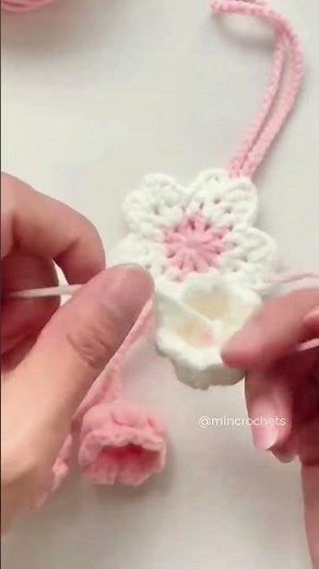 this little flower just said “let’s make spring all year round” 🌸