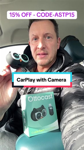 Is this the smartest CarPlay gadget for your car? This little device from Ottocast does something quite interesting. It combines Apple CarPlay with a rear seat monitoring camera, so you can keep an eye on what’s happening in the back of the car while still using navigation, music or apps on your screen. Perfect if you travel with: – kids – pets – or just want to see what’s going on behind you without turning around. I tested it inside my car and honestly… it’s one of the more unusual CarPlay acc