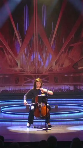 Diva Dance from the 5th Element movie (on board of the Mein Schiff 3)