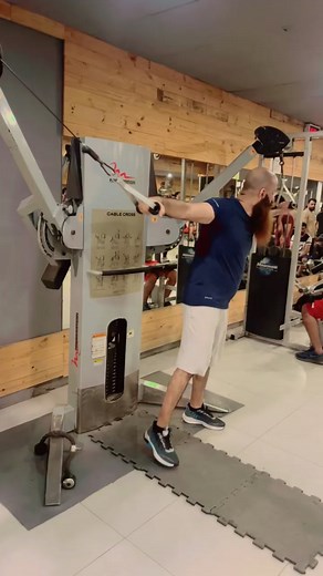 Cable Cross Workout Guide in a Modern Gym