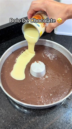 Bolo de chocolate que já sai recheado 🤩✅ #bolo #tiktokviral | cake