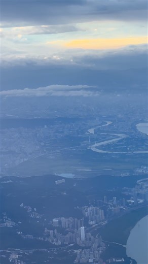 2025/10/30 搭乘長榮BR166桃園國際機場～新千歲空港～起飛後8分鐘在淡水河外海上空眺望台北市101及美麗的雲海～搭乘的座位50K #japan | Keyboard桑日本旅遊達人吳建盤