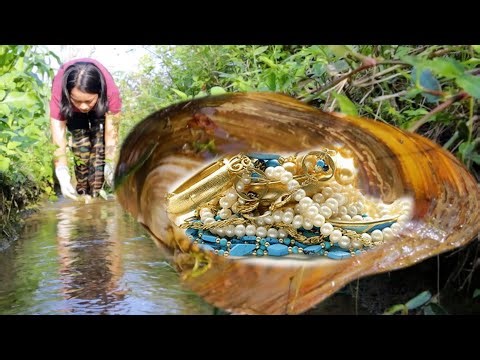 Wow, that's amazing! This golden clam shell is filled with sparkling golden pearls