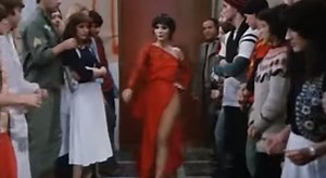 Laura Troschel e Pippo Franco nella scena finale di "Tutti a squola"