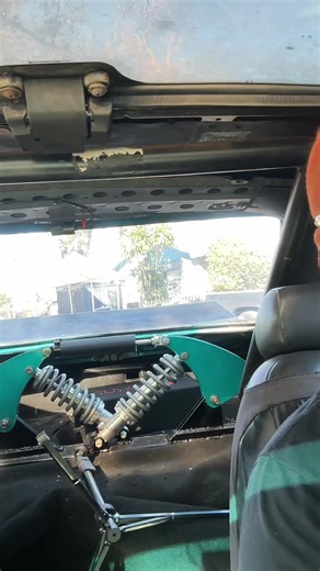 Trying to catch the suspension at work 🤙 as you can see the koenigsegg triplex-style setup allows the wheels to move independently from each other, but would go to work under hard acceleration creating the anti-squat effect #cars #suspension #koenigsegg #pusrodsuspension #engineering