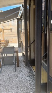 🚍Tu crois que t’embarques dans un bus ? 🚨Erreur‼️ T’embarques dans une zone de turbulence gustative 👅 🤗On cuisine, tu planes. Mets-toi bien, on s’occupe du reste. #cuisine #LeTempsDunBus #FoodTruckTrip #concept | Le temps d’un Bus