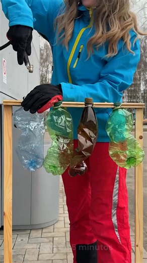 136K views · 276 reactions | ¿Qué ocurre cuando mezclas un cubo de basura con un viejo esquí? ¡Una idea loca de reciclaje creativo! | Ideas en 5 minutos | Facebook