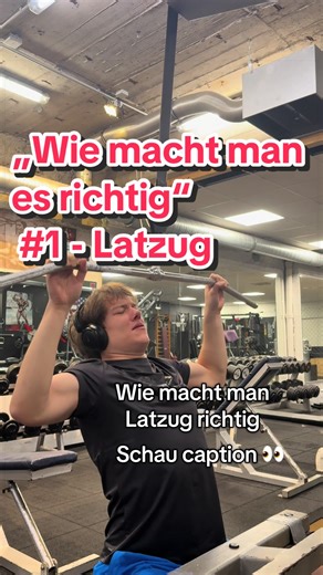 „Wie macht man X richtig“ Teil 1: Wie macht man richtig Latzug? Setz dich stabil hin, Füße fest am Boden. Greif die Stange etwas weiter als schulterbreit. Brust raus, Schulterblätter aktiv nach hinten unten ziehen, bevor du überhaupt ziehst. Zieh die Stange kontrolliert zur oberen Brust, nicht in den Nacken und nicht irgendwo Richtung Bauch. Denk daran, die Ellbogen nach unten in die Hosentaschen zu führen, statt nur mit den Armen zu ziehen. Dein Oberkörper bleibt leicht nach hinten geneigt, abe