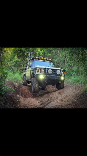 Land Cruiser 79 is nie eintlik ’n bakkie nie. Dis ’n karakterstuk. ’n Donkie met ’n V8 wat nie vra waarheen jy gaan nie, maar net wil weet hoe swaar die sleepwa is. Daai ladder chassis is so reguit soos ’n dominee se gesig op ’n Sondag, en net so onwrikbaar. Hy’s spesiaal omdat hy weier om iets anders te wees as wat hy is. Geen streke. Net meganiese eerlikheid wat jou vat waar die pad lankal moed opgegee het. OORLOG 2.0 dra dieselfde houding. Onca het hom gebou met dieselfde geduld waarmee ou ho