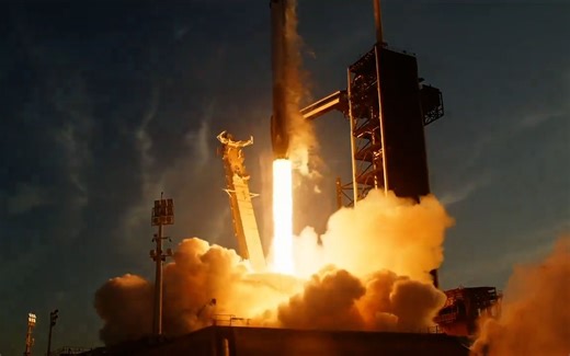 “龙”飞船升空接被困美宇航员：火箭成功落地回收 现场爆发欢呼