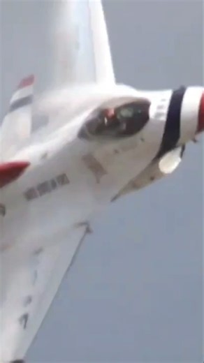 Thunderbirds' Legendary Sneak Pass! A level of proximity that would be impossible on the U.S. mainla
