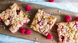 Raspberry Pie Crumb Bars!! Perfect for your Memorial Day picnic! Full recipe here: http://www.theidearoom.net/raspberry-pie-bars-recipe/ | The Idea Room