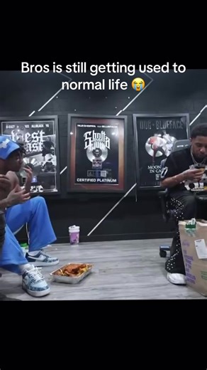 BlueFace Really started using the Wingstop bag to wipe his hands and face 😭😭 #blueface #fyp #rapper #hiphop #california