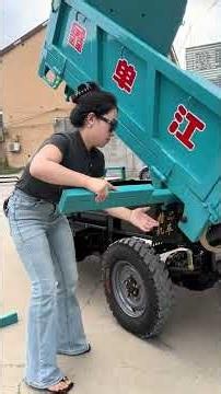 Platform lifting plus dump buckeHeavy-duty engineering electric tricycle, multi-purpose vehicle