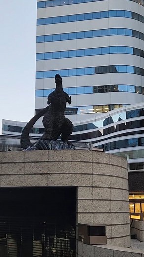 Godzilla ganó en los Oscars 2024 y, si quieres tener una experiencia inolvidable en Japón, te recomiendo visitar estos lugares en Tokio 🇯🇵 Gojira (como lo llaman en Japón) tiene estatuas en la ciudad que son excelentes spots para fotos 🤳 Lugar: salida A5 de la estación Hibiya en Tokio Google Maps: Estatua de Godzilla #godzilla #godzillastatue #afsjapan #mofajapan #juntos2023 #conocejapon #gojira | Otaku Press