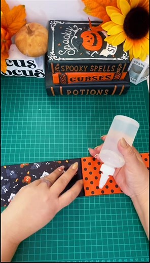 Les comparto la clase de un moñito Cheer Bow combinado con 2 estampados y un texturizado. Espero les guste. #tutosmisserika #tutomisserika #misserika | Oh My Bow by Erika Aguilar