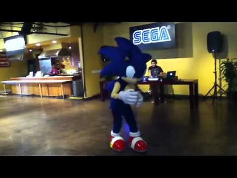 Sonic the Hedgehog Dancing in Comic Con 2012
