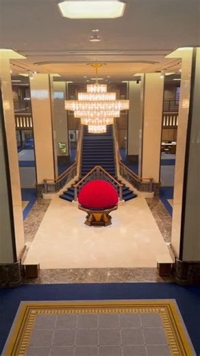 Imperialhotel_jp_帝国ホテル 公式 on Instagram: ". ～今月のロビー装花～ 詳細は @imperialhotel_jp_official プロフィールリンクより「帝国ホテル 東京 | レストラン予約」→「おすすめ情報・プラン」→「今月のロビー装花」へ。 *************** ロビー装花がどのようにできているか気になりませんか？ すごい！思った方は🌹を押してください！ 毎年ご好評いただいている赤バラのプリザーブドフラワーが皆様をお出迎えしております。 今年は開業135周年にちなみゴールドの実のようなビジューを135個あしらいました。 こちらの装花は、2026年2月28日（土）までの期間を予定しております。 ※お正月期間を除く ぜひこの期間にご来館ください！ #japan #帝国ホテル #帝国ホテル東京 #imperialhotel #hotel #imperialhoteltokyo #日比谷 #hibiya #銀座 #ginza #ロビー装花 #135周年 #ゴールドビジュー #シャンデリア #プリザーブドフラワー #赤バラ #