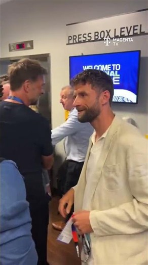 Eigentlich nur auf dem Weg zum nächsten Termin – bis Wayne Rooney um die Ecke kommt. 🤝⚽