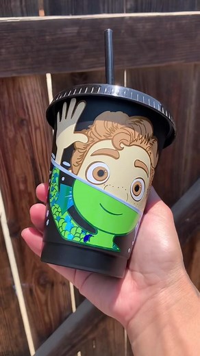 Best layering trick for beginners using parchment paper! #layeringvinyl #cups4us #layeringvinyl101 #cricutforbeginners #parchmentpaperhack #luca