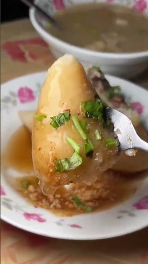 這就是菜粽的正確打開方式，必須是水煮的，甜油膏必須是成功的，必須有香菜花生粉 #台灣美食 #台南美食 #菜粽 #taiwan #food #小吃