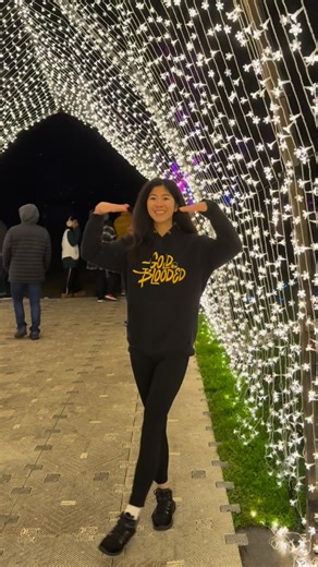 Maelynn | Destination & Food photographer on Instagram: "Is Lightscape at @sfbotanicalgarden worth it? 🤨 Here are my honest thoughts and review!!!! ❤️ - Overall, it’s so pretty! I loved all of the lights and the photo ops! Super Instagramable and cute! - I would say go at least once to experience it! Full review on the video! #lightscape #happyholidays #sanfran #sanfrancisco #sanfranciscobotanicalgarden #botanical #botanicalgardens #yelp #yelpbayarea #yelpeats #100eats #holidays #lightsandshado