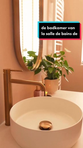Prachtig om te zien hoe jullie aan de slag gaan met onze badkamerproducten 👍 🥰 ! Kijk mee binnen in deze knusse ruimte met sfeervol wit en accenten in rozegoud. • Merveilleux de vous voir commencer à utiliser nos produits de salle de bain 👍 🥰 ! Jetez un coup d'œil à l'intérieur de cet espace cosy au blanc atmosphérique et aux accents d'or rose. #x2osallesdebains #sallesdebains #inspirationdesalledebains #x2obadkamers #interieurinspiratie #badkamer #badkamerinspiratie #badkamerstyling #bathro