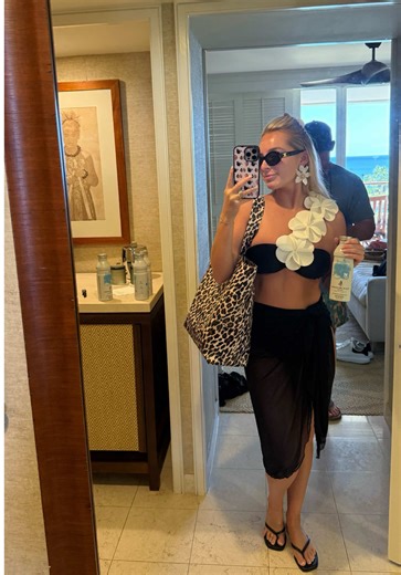 Pool day slay🏊‍♀️ #poolday #ootd #travel #outfit