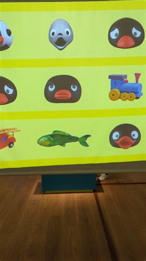 ボタンを押して絵柄をそろえる ピングー展のスロットゲーム