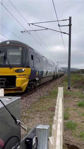 Class 333 Mega Tone through Kildwick LC #train #railvlogger #railway #railwaycontent