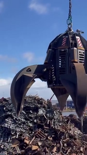 1.8K views · 938 reactions | Our Ships Gear Grapple is the best in its class for Diesel Hydraulic Grabs! Purpose built for the port and used worldwide  Take a look at the volume of scrap it's able to handle!  - - - - #batemangrapples #scrap #recycling #metalsrecycling #materialhandling #sennebogen #heavyequipment #port | Bateman Manufacturing | Facebook
