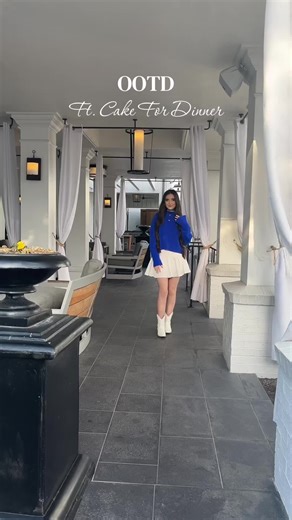 The forecast called for a cute and cozy outfit 💙 This fuzzy sweater has all the warmth so you don’t have to substitute style to match the weather. (BTW…this skirt comes with built-in shorts so you’re covered even on windy days!) #cakefordinner #OOTD #preppyfashion #preppystyle #liamaniseguramusic