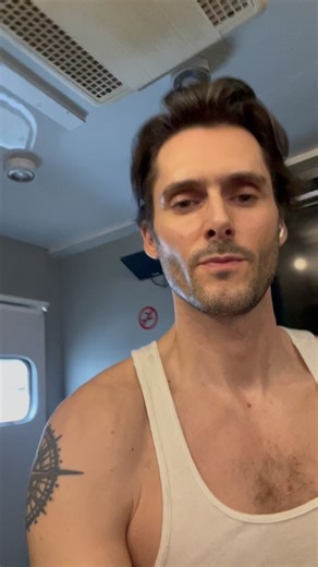 Sergio Mur | Lloviendo sin cesar, 2:30 hr. estudiando francés, 7 horas en el camper, está siendo un día largo. Vida de camper, la no tan vista vida de... | Instagram