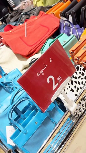 今年的agnès b.特賣怎麼比去年更好逛了😻 只有限時7天❤️‍🔥 包包鞋子衣服都有～ 除了二折起特賣 甚至有單一特價$300 每天都會補貨 包括男生的商品也會陸續補貨 所以每一天來看到的商品 都有可能不同 這段期間可以有事沒事就來逛一下 挖寶一下🤣 ⠀ #agnèsb 特賣會 ✎ 板橋區新站路28號｜板橋大遠百 7F活動中心 ☞ 特賣期間：即日起–12/25 ⠀ 分類🏷️｜#ro搜新北 #ro搜板橋 ⠀ #新北 #板橋大遠百 #特賣會 #特賣 #板橋 #百貨公司 #專櫃特賣 #限時優惠 #特賣會 #折扣 #megacity板橋大遠百 #agnesb #taiwan #megacity | Rosa Tsai