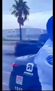 Circula en redes este vídeo que involucraría a Policías de Apodaca desconocemos cuando paso pero está en tendencia. #Mexico #NuevoLeonMexico #Noticias #Apodaca | Denuncia Libre Nuevo Leon