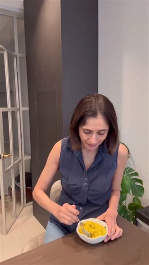 Poha is high in carbs and if you eat it on its own, will most likely cause sugar spikes and can contribute to weight gain and belly fat. But it’s not about cutting it out as I 🩷 eating it. Do watch how I eat it so doesn’t cause sugar spikes. When you pair poha with fibre, protein, and healthy fats, it won’t cause those sugar spikes that leave you tired and craving more. 👇🏼Save this so you remember what to do the next time you eat poha. And follow me @sujata_din for more desi weight loss tips 