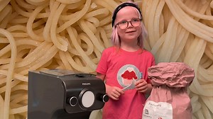 Malia zeigt Dir wie einfach es ist mit dem Pastamaker Avance Collection selber Teigwaren herzustellen. Probierts aus und kreiere leckere selbstgemachte Nudeln mit dem Philips Pastamaker. Passende Matrizen für den Pastamaker findest Du ebenfalls bei uns im Bakeria Shop. | Bakeria