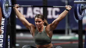 Firefighter Khloie Wilson sneaks past Dani Speegle to take the Regionals Snatch Ladder 2016 event win at the CrossFit The West Coast Classic. #CrossFitSemifinals | The CrossFit Games
